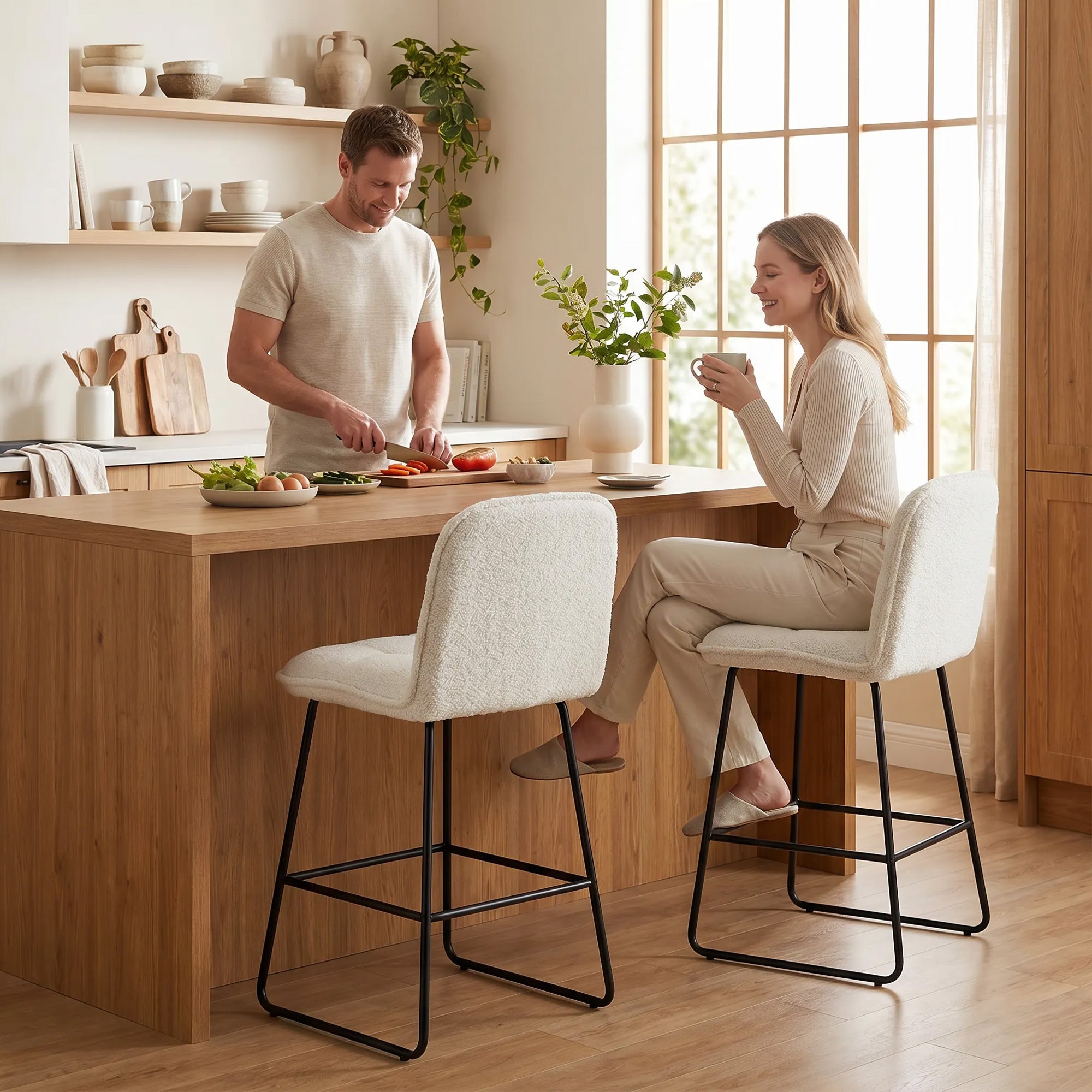 Lot de 2 Tabourets de Bar, Chaises de Bar Rembourrées en Tissu Bouclette, Extra-Large Assise 66H cm, Dossier, Repose-Pieds, Cadre en Métal, Chaises Hautes Cuisine Salle à Manger Comptoir, Crème