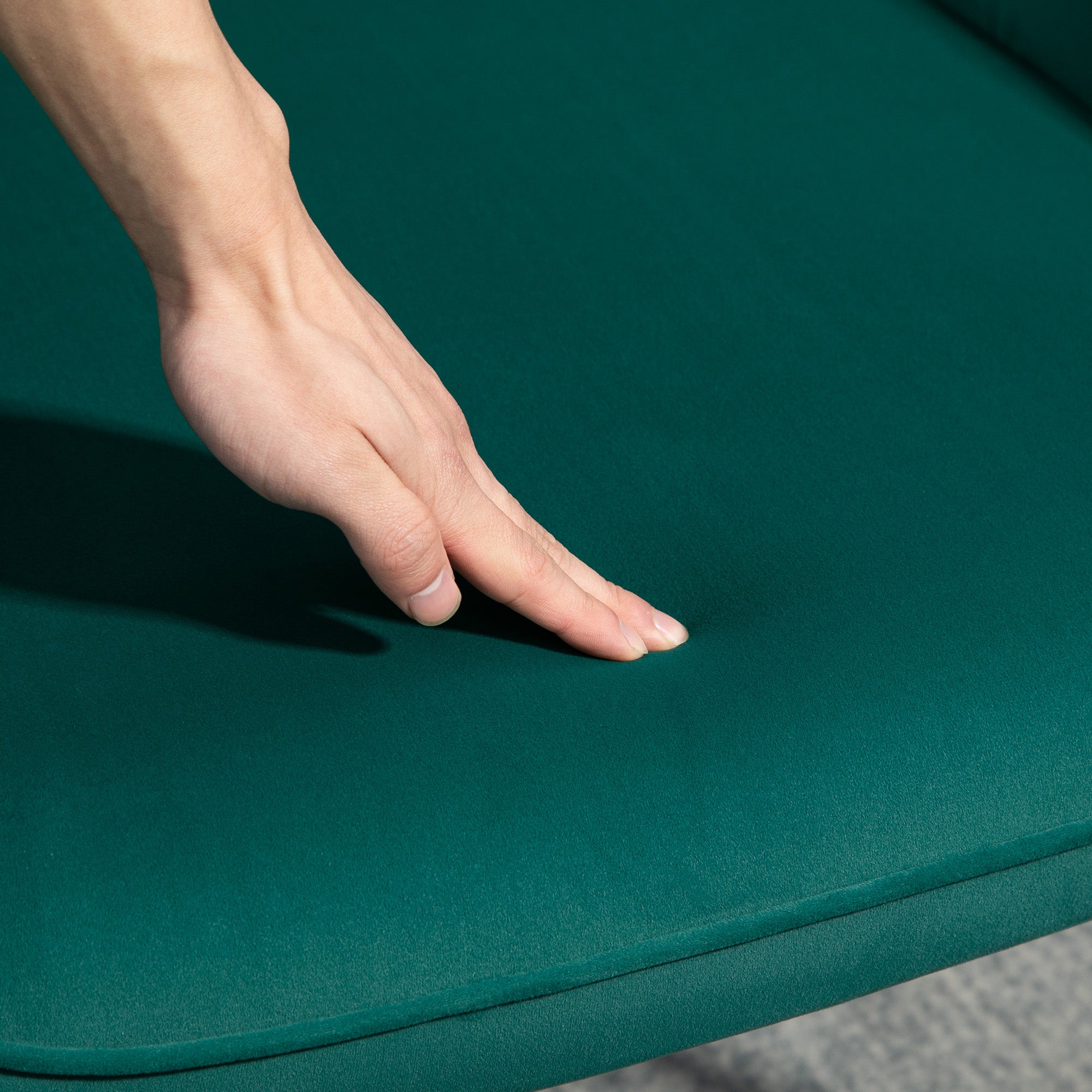 Fauteuil relax avec repose-pieds assorti style scandinave piètement métal noir revêtement aspect velours - Vert